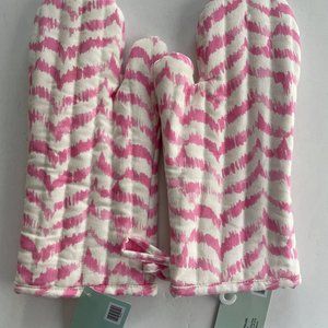NWT- Set of 2 Oven Mitts